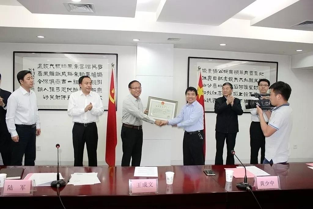 	中国储能网讯：今天（5月3日），西北能监局颁发了辖区内首张增量配电业务许可证，陕西煤业股份集团旗下的铜川欣荣配售电公司（第一批售电公司）喜拿首张许可证。		根据发布的信息显示，在4月18日，西北能监局就已经审核全部材料并做出了准予许可的决定，这让铜川欣荣配售电有限公司成为西北能源监管局辖区拥有配电网运营权的售电公司