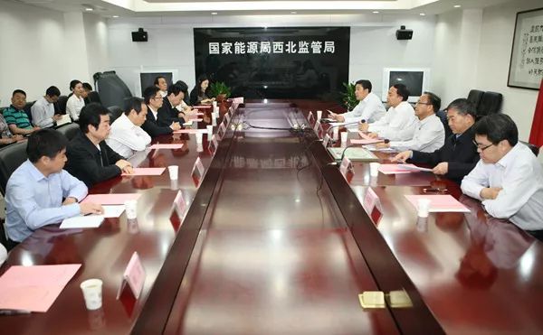 原标题：陕煤头条｜陕煤取得西北能监局首张增量配电业务许可证             5月3日上午，西北能源监管局举行首张增量配电业务改革试点项目电力业务许可证（供电类）颁发仪式，西北能源监管局局长黄少中向陕煤铜川矿业试点项目业主单位铜川欣荣配售电有限公司法定代表人颁发了许可证。陕煤集团党委书记、董事长杨照乾，副总经理孙喜民，国网陕西省电力公司副总经理王成文及铜川矿业公司领导等出席颁证仪式