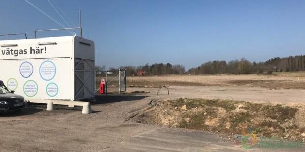 	中国储能网讯：瑞典公司Nilsson Energy与AT Solar合作，在Mariestad建设光伏项目。这是一个非常特殊的项目：产生的太阳能将储存在电池中并转化为氢气，为燃料电池车辆充电
