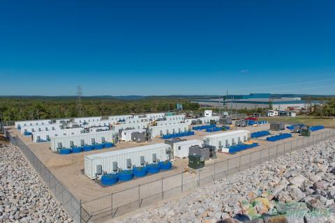 	中国储能网讯：挪威国家石油公司投资的储能开发商Convergent Energy + Power（Convergent）是北美最大的纯储能运营商，宣布收购纽约州Stephentown和Hazle Township 40 MW飞轮储能项目。从Rockland Capital购买的飞轮储能系统自2011年和2014年以来一直稳定地为电网提供服务，由400个5吨碳复合材料和钢制飞轮组成的组合系统可以在几秒内移动8000万瓦的电力（郊区白天平均每户使用5000瓦电力），帮助电力稳定流动