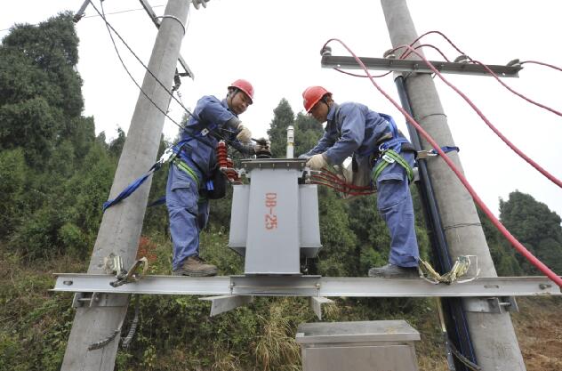 　　在国务院实施新一轮农村电网改造升级工程电视电话会议上，李克强总理作出重要批示说：实施新一轮农网改造升级工程，是缩小城乡公共服务差距、惠及亿万农民的重要民生工程。电网企业要继续发扬拼搏实干精神，加大资金投入，加强施工管理，全力按时保质完成农网改造升级工程，为促进农业农村发展、全面建成小康社会作出新贡献