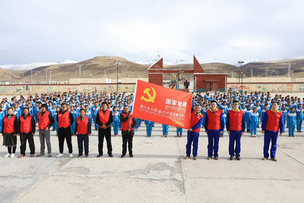 　　5月7日，在海拔4500米的青海玉树州玉树市上拉秀乡中心寄校，举行了一场特殊的授旗仪式。来自国网浙江杭州供电公司的全国劳模史文斌，代表国家电网浙江电力（杭州）红船共产党员服务队，向当地6名藏族党员授予了&ldquo;国家电网浙江电力（杭州）红船共产党员服务队玉树分队&rdquo;的旗帜