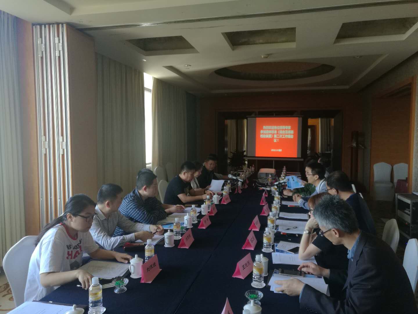 　　【中国仪表网 仪表会议】2018年5月9日，由中国仪器仪表行业协会电工仪器仪表分会组织的团体标准巜组合互感器检验装置》第二次工作组会议在江苏南京召开。&nbsp;&nbsp;(图片来自中国电工仪器仪表信息网)&nbsp;　　目前在6kV&mdash;35kV电网电能计量装置中，计量用互感器主要采用三相组合互感器，三相组合互感器检定装置的准确性和可靠性必须经过试验验证，因此需要建立相关检测规范