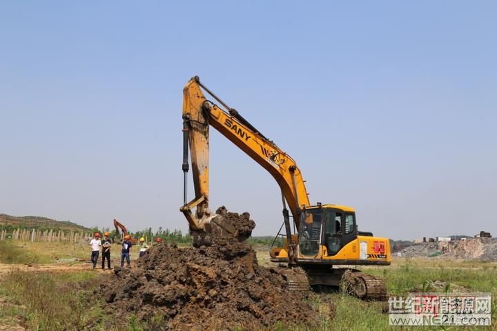 

5月9日，在湖州市吳興區(qū)埭溪鎮(zhèn)東紅村，施工人員正在銅寶塢石礦的廢棄礦上進(jìn)行打樁作業(yè)，為建設(shè)60MW地面光伏發(fā)電項(xiàng)目做準(zhǔn)備。當(dāng)日，道路建設(shè)、場(chǎng)地平整等各項(xiàng)工作全面展開