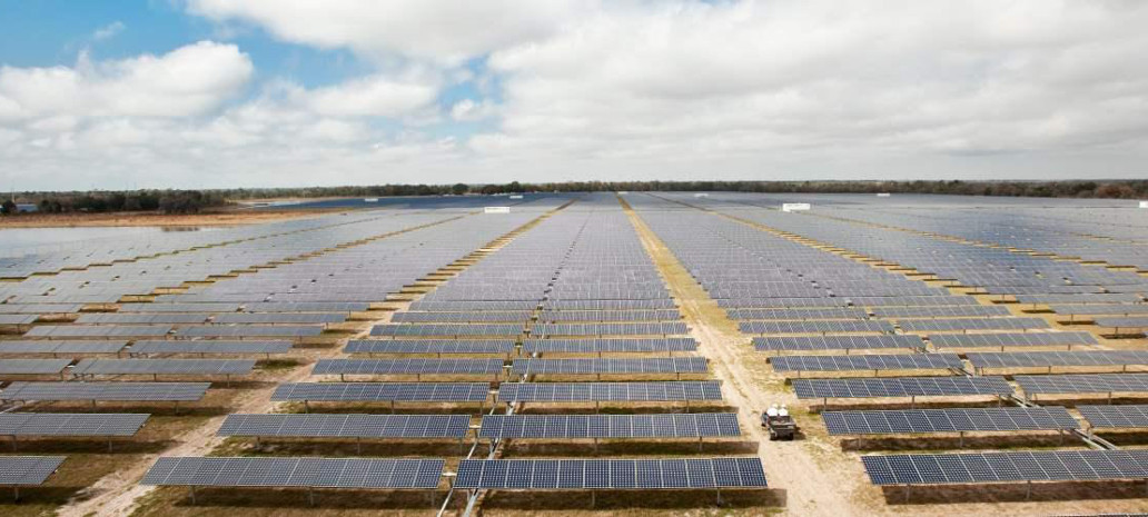 	                    	【电缆网讯】日前，美国太阳能巨头SunPower宣布，其第一季度净亏损连续下降，以及对第二季度和全年的新的预测，并计划放弃北美电厂开发资产。		SunPower宣布退出公用事业规模太阳能开发业务	由法国道达尔控股的美国太阳能公司SunPower，美国通用会计准则（GAAP）基础上的2018年第一季度净亏损为1.16亿美元，而2017年四季度净亏损为5.727亿美元，2017年第一季度净亏损为2.197亿美元