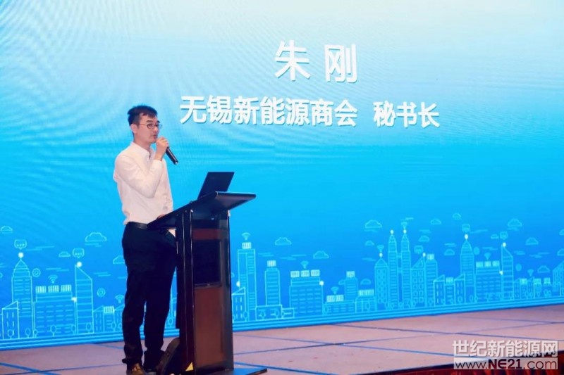當(dāng)政策和市場(chǎng)雙輪驅(qū)動(dòng)，新形勢(shì)下的分布式光伏如何發(fā)展?5月9日，由陽(yáng)光電源主辦，無錫新能源商會(huì)、阿特斯陽(yáng)光電力集團(tuán)、光伏經(jīng)銷商聯(lián)盟協(xié)辦的“陽(yáng)光三人行”，再次蓄力起航，攜手光伏大咖齊聚無錫，聚焦新形勢(shì)下分布式光伏如何步入高效優(yōu)質(zhì)發(fā)展之路。
 
近年來，分布式光伏發(fā)電項(xiàng)目成為能源行業(yè)投資新方向，無錫新能源商會(huì)秘書長(zhǎng)朱剛在會(huì)議致辭中說到：“分布式光伏已經(jīng)成為光伏行業(yè)發(fā)展的重要方向，光伏企業(yè)一定要以技術(shù)創(chuàng)新來驅(qū)動(dòng)更低度電成本的實(shí)現(xiàn)，擺脫補(bǔ)貼依賴，真正實(shí)現(xiàn)光伏電站發(fā)電的內(nèi)
