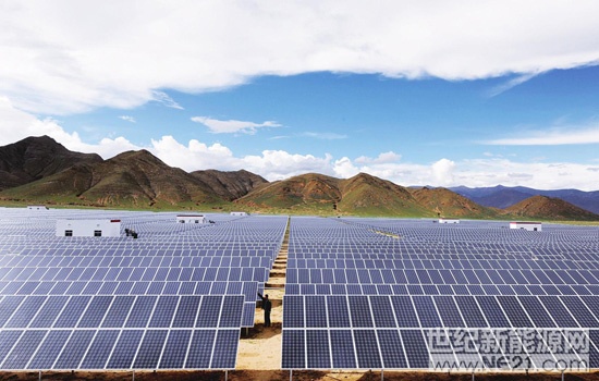 光伏业进入平价微利时代 专家呼吁企业加速技术创新和提质增效导读行业人士指出，中国的光伏产业经过前些年大跨步迅猛发展，目前产业发展的宏观目标已有所调整，发展重点要从提高规模转向提质增效和推进技术进步上来。连续5年新增装机规模全球第一的中国光伏行业，即将迎来新的平价微利时代