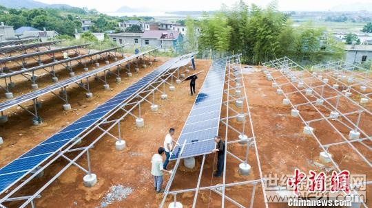 

5月10日，江西都昌縣一光伏扶貧電站裝機(jī)施工現(xiàn)場(chǎng)?！　　「到ū蟆z



航拍江西都昌縣一光伏扶貧電站裝機(jī)施工現(xiàn)場(chǎng)
