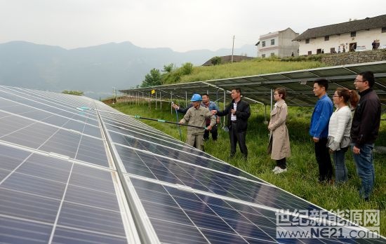 5月10日，湖北秭歸縣委縣政府在兩河口鎮(zhèn)高橋河村村級(jí)光伏扶貧電站組織召開現(xiàn)場交流會(huì)，來自47個(gè)光伏扶貧村的村書記和看護(hù)員共200多人參加。





現(xiàn)場由高橋河村村級(jí)光伏扶貧電站“土專家”張幫華演示日常對光伏電站運(yùn)行維護(hù)的具體做法和經(jīng)驗(yàn)交流，提高全縣光伏扶貧電站看護(hù)人員的管理能力和技術(shù)水平，增加光伏電站發(fā)電效益