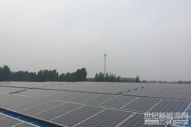 家庭光伏走入寻常百姓家，不仅给老百姓带来收益，同时节能环保，那么对于户用光伏系统而言，在安装时有哪些关键点需要注意呢?支架安装1、支架垂直度偏差每米不大于&plusmn;1mm，支架角度偏差度不大于&plusmn;1 度。支架安装整体上要保证整齐，后立柱保持与安装面垂直，主龙骨保持与安装面平行