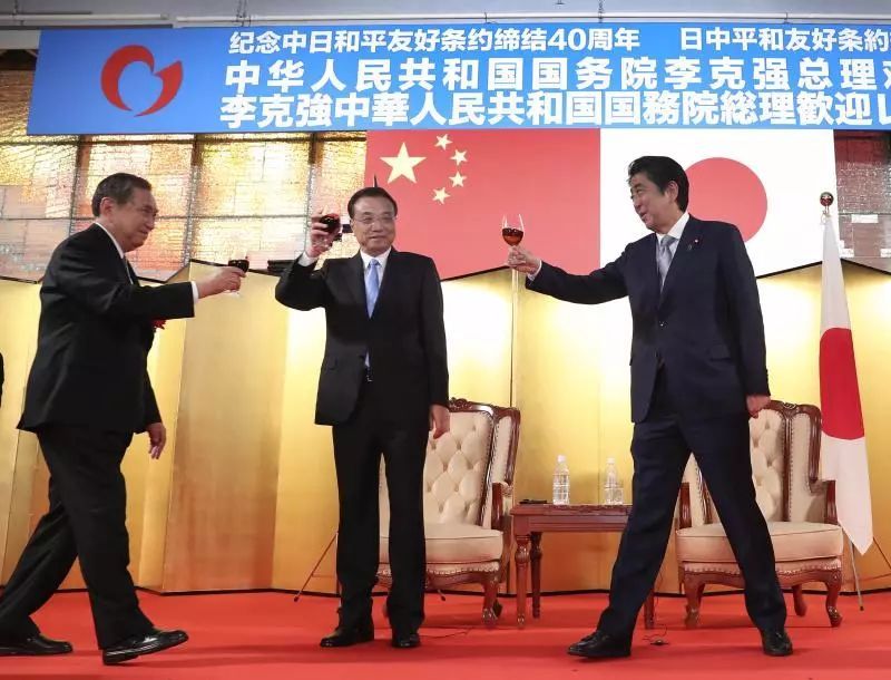 原标题：误会太深，了解太少？重新认识大国与日本的差距！            来源｜价值线综合《人民论坛·学术前沿》、深圳经济观察 作者｜刘应杰 （国务院研究室信息研究司司长）、悦涛 编辑｜价值线 小精 边江  5月10日中午，总理与安倍共同出席中日和平友好条约缔结40周年纪念活动暨欢迎招待会。（图片来源：中国政府网）  2018年5月，李总理访问日本，两国关系出现改善向好势头