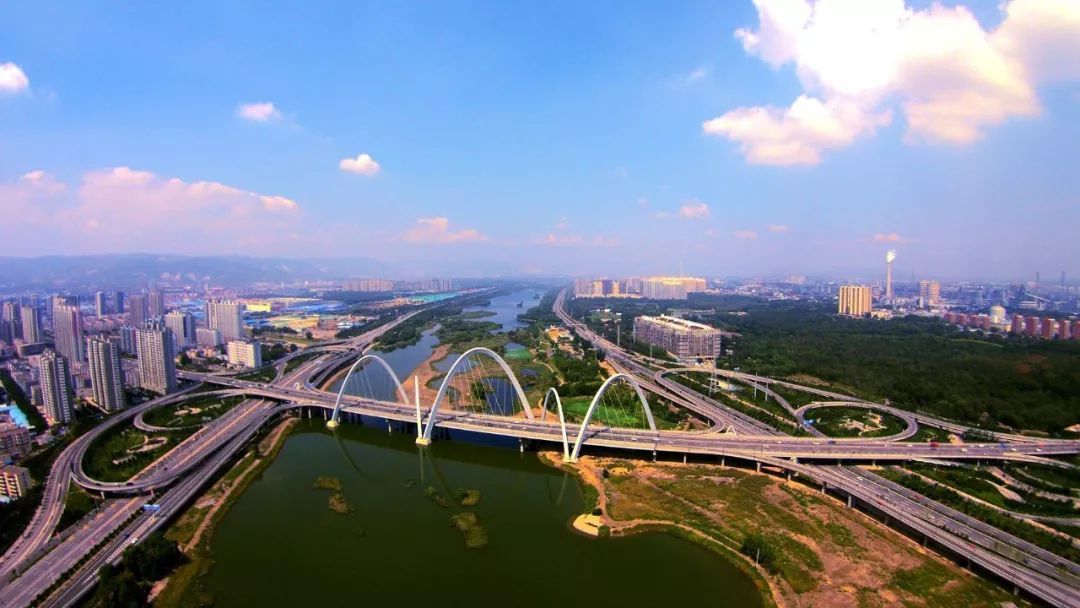 原标题：【深度】资源型城市如何转型升级？“太原方案”计划三步走             ■阅读提示 2月13日，国务院正式批复太原市、桂林市、深圳市创建国家可持续发展议程创新示范区，同意太原市以资源型城市转型升级为主题建设创新示范区。 4月24日，太原市建设国家可持续发展议程创新示范区推进会举行