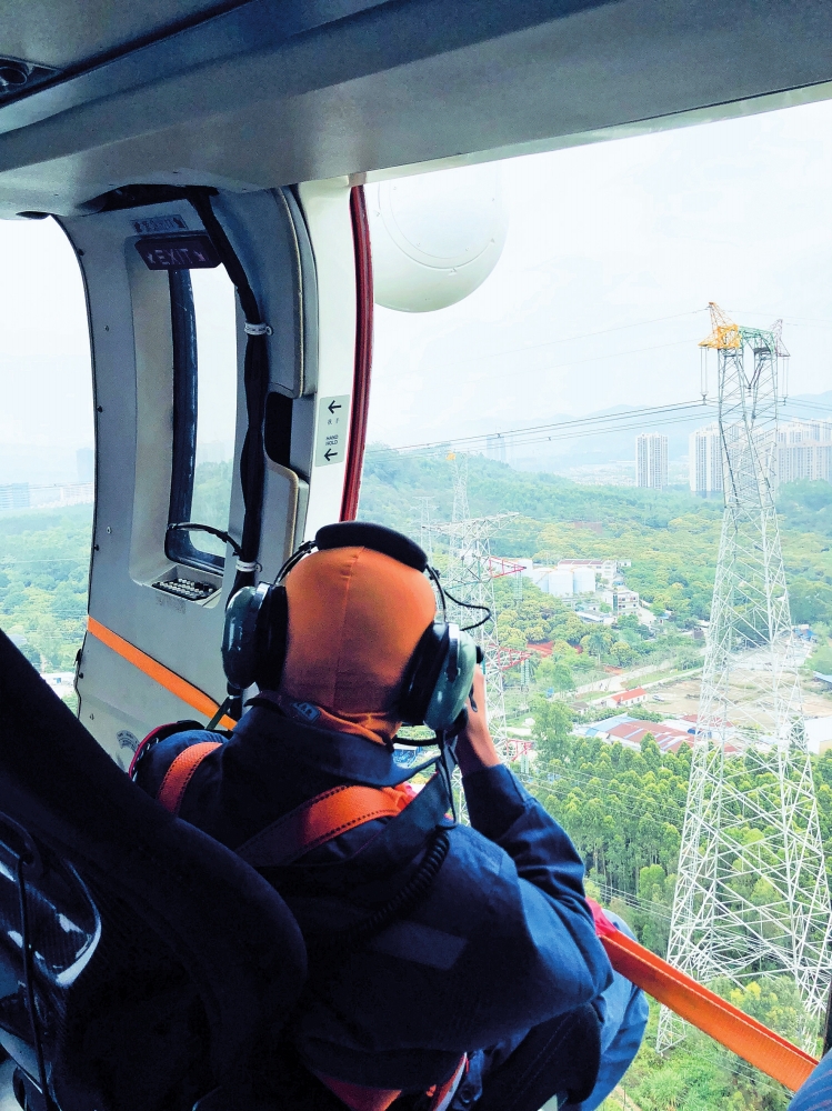 
　　日前，廣州供電局圓滿完成2018年首期輸電線路直升機(jī)巡視任務(wù)。本期直升機(jī)常態(tài)化巡線作業(yè)歷時(shí)近兩個(gè)月，共精細(xì)化巡視架空線路1700公里、桿塔5422基，實(shí)現(xiàn)了在特大型城市電網(wǎng)常態(tài)化開展直升機(jī)巡視業(yè)務(wù)，進(jìn)一步發(fā)揮科技創(chuàng)新效力