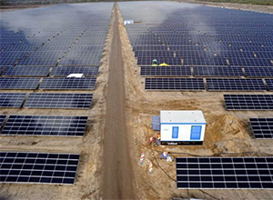                                         	　　作为领先的碲化镉薄膜组件制造商，First Solar宣布已获得1.51亿澳元(约合1.13亿美元)的信贷额度，在澳大利亚新南威尔士州建设87兆瓦(交流)光伏项目。		　　该项目融资协议是First Solar的子公司与MUFG Bank，Ltd.Soci&eacute;t&eacute;G&eacute;n&eacute;rale香港分行，以及瑞穗银行有限公司签署的