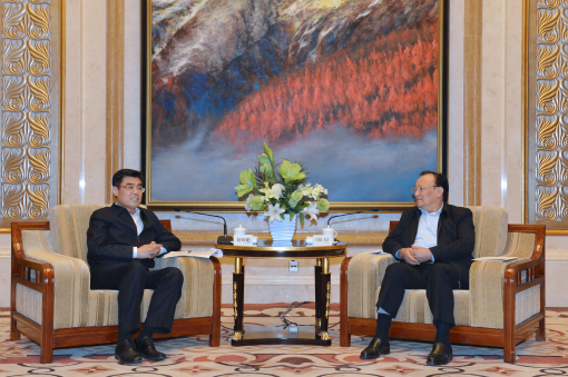 				5月15日，国家电网公司董事长、党组书记舒印彪与新疆维吾尔自治区党委副书记、自治区主席雪克来提·扎克尔在乌鲁木齐举行会谈。双方就推动新疆电网建设进行深入交流
