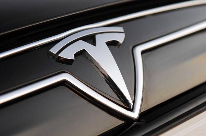 	                    	【电缆网讯】在特斯拉积极寻求突破大众型车型Model 3轿车的量产瓶颈以及开拓其他新的产品车型之时，一大批高层已经选择了纷纷离职。在今年前五个月，特斯拉已经失去了8大高层，其中，特斯拉现场性能工程总监也是特斯拉与美国安全调查人员的主要技术联系人Matthew Schwall，已经离职加入谷歌无人车公司Waymo