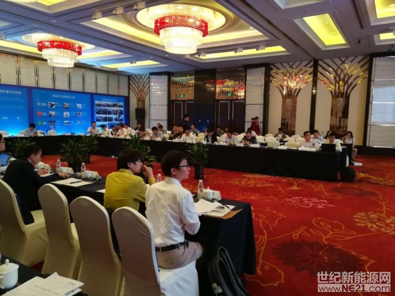 &nbsp;近日，2018年度家庭户用光伏标准工作组第一次工作会议暨家庭户用光伏标准研讨会在江苏举办。中国光伏行业协会标准化技术委员会、中国电子技术标准化研究院等多位行业领导，以及多家光伏企业参与，对家用光伏安装、验收、运行维护等多方面规范性标准，进行了深入研讨
