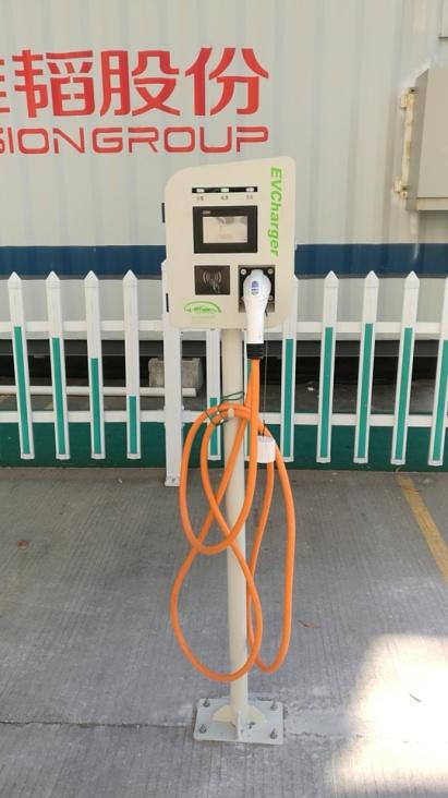 	&nbsp;中国储能网讯：2018年4月底，深圳大鹏10kW光储充项目顺利运行，此项目由长城科技集团电源事业部储能产品部研发的10kW光储混合变流器，搭配储能电池，以及10kWP太阳能电池组件组成，此系统主要给园区内的交流充电桩供电，一方面解决了园区内断电时电动汽车无法充电的问题，另一方面系统使用太阳能清洁能源，节省用电电费。	 	本项目白天光伏板发电给交流充电桩供电，余电通过长城变流器储存在电池中，在夜晚或光照不足的时候，由电池放电给交流充电桩供电