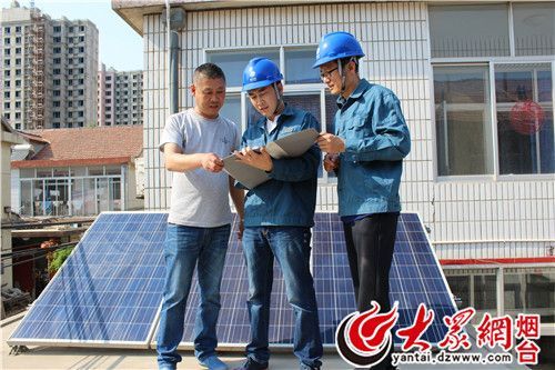 原标题:山东莱州全市分布式光伏发电客户突破3400户 “春天和初夏这个季节阳光充足、温度适宜,发电量也多,这家将近15千瓦的光伏电站每天能发电将近105千瓦时!”5月15日,烟台莱建光电设备有限公司总经理姜建光在莱州市平里店镇杨家坡子村赵金强家进行售后服务时说。 近年来,莱州市分布式光伏发电项目如雨后春笋,从2013年12月23日驿道镇东马村全市第一家分布式光伏发电项目并网发电,到目前已突破了3400户,容量达到8.4万千瓦,居烟台各县市区数量之首
