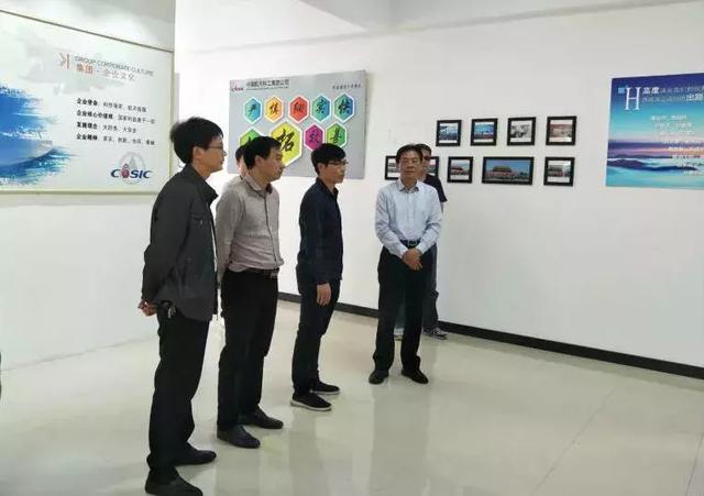 
                    
	近日，江西省工信委副主任鄭正春、產(chǎn)業(yè)政策處處長匡兵一行赴江西航天云網(wǎng)科技有限公司南康分公司（以下簡稱南康分公司）參觀考察，贛州市、南康區(qū)工信委等相關部門人員參與了調(diào)研。


	


	 


	


	康居網(wǎng)是航天云網(wǎng)江西公司打造的國內(nèi)首個“互聯(lián)網(wǎng)+家具制造”的行業(yè)云平臺，通過采用云計算、大數(shù)據(jù)、人工智能、物聯(lián)網(wǎng)和移動互聯(lián)網(wǎng)等新一代信息技術，改變了原有家具產(chǎn)品的研發(fā)及生產(chǎn)方式