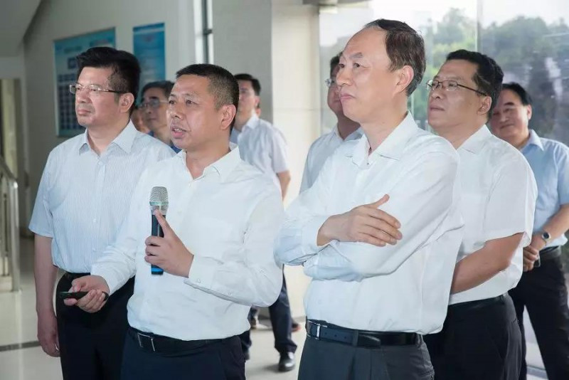 原标题：江苏省副省长马秋林到天合光能考察调研            5月17日下午，江苏省副省长马秋林到天合光能常州总部考察调研，并与天合光能股份有限公司董事长兼首席执行官高纪凡进行了深入交流。  在光伏科学与技术国家重点实验室，马秋林深入了解天合光能在光伏技术研发方面的最新成果