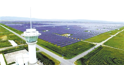 原标题：“水光互补” 创造生态奇迹            黄河是中华民族的母亲河，在长途跋涉中，黄河水以其磅礴的气势，在路经高山峡谷之时，咆哮万里，触动龙门，形成水能开发的黄河上游黄金水道，这天造地设的优势孕育了一座座水电大坝，也造就了国家电力投资集团公司黄河上游水电开发有限责任公司。  装机850兆瓦水光互补光伏电站