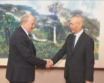 原标题：中兴问题迎来转机！刘鹤英文谈贸易磋商！            最新消息！！！ 新华社今天援引《华尔街日报》的报道称： 中美两国就解决中兴通讯公司问题的大致路径达成一致。 该报援引知情人士的话称，相关细节还在敲定中，一旦达成协议，特朗普政府将解除对中兴向美国企业采购产品的禁令