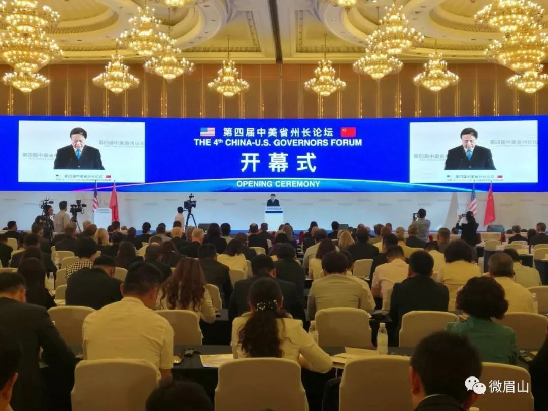 原标题：中美省州长论坛今日在蓉举行  “加州智慧小镇”要来啦            今天（5月22日），以“坚持合作共赢，共同发展进步”为主题的第四届中美省州长论坛在成都举行。  第四届中美省州长论坛成果发布暨签约仪式上，市委副书记、市长罗佳明与美国加州中心中国区总裁张家华分别代表眉山市人民政府和美国加州中心签署了《四川省眉山市人民政府与美国加州中心关于共建眉山加州智慧小镇（森林硅谷）友好合作备忘录》