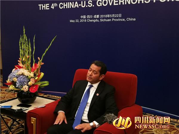 原标题：新墨西哥州副州长感叹四川经济有活力 望在可再生能源领域合作             新墨西哥州副州长桑切斯接受媒体采访。 四川新闻网成都5月22日讯（记者 刘佩佩 摄影报道）第四届中美省州长论坛5月22日在四川成都开幕，新墨西哥州副州长桑切斯在接受媒体采访时感叹四川经济很有活力