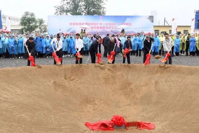 原标题:煤炭等资源项目优先布局贫困地区 晋煤集团华谊星剧场开工 煤炭等资源开发重大项目 优先布局贫困地区 为充分发挥能源行业特点和系统优势,促进贫困地区能源加快发展,国家能源局日前印发《进一步支持贫困地区能源发展助推脱贫攻坚行动方案(2018—2020年)》。方案提出,到2020年,贫困地区能源资源开发有序有效推进;贫困地区能源服务水平显著提高