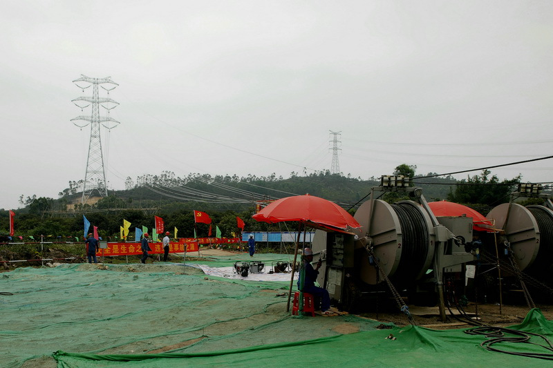 原标题：走访清洁能源基地甲湖湾电厂，见证“汕尾1标”全面施工             南方网讯（全媒体记者/南小渭 黄嘉锋)宝丽华甲湖湾电厂是目前国内规划容量最大的高效清洁燃煤电厂，是我省重点能源建设项目和汕尾市主体功能规划中的重点电力能源基地。该项目的建设，将重新梳理中国燃煤电厂的新标杆，为中国电力建设“走出去”打造样板工程
