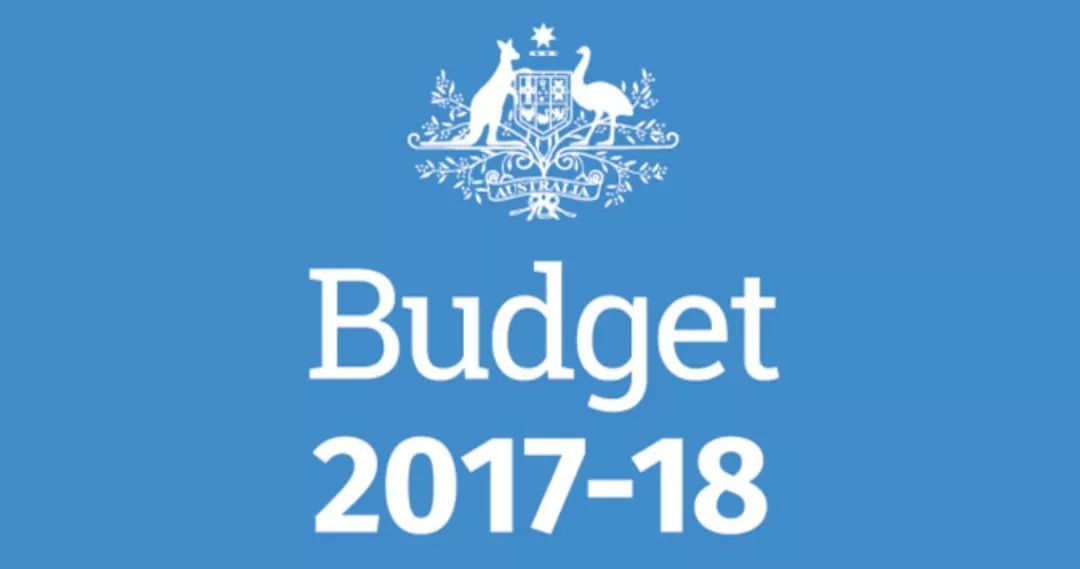 原标题：2018-19澳大利亚财政预算公布，泗豪投资带您看亮点！            2018-2019新财年财政预算正式公布！财政部长宣布澳洲经济实现连续27年增长！新财政预算有什么核心内容，又会给我们的生活带来那些变化，下面我们来逐一解读： ”   基础建设 每一年，澳洲政府都会拨巨款用于基础设施建设，振兴澳洲经济。今年当然也不例外，全年对道路和铁路拨款245亿澳元， 十年计划拨款750亿澳元；  其中墨尔本机场铁路连接获得50亿澳元；布里斯班和黄金海岸之间的M1升级，耗资10亿澳元；其他获得拨款的