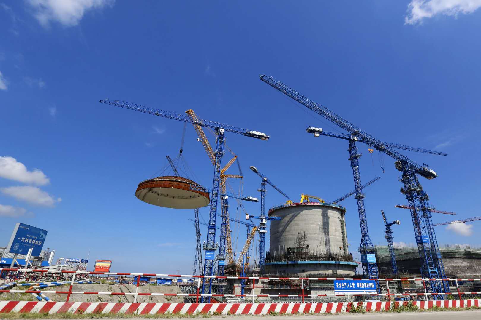 　　中国能源网丨5月23日，我国自主三代核电华龙一号示范项目——中广核防城港核电二期工程3号机组穹顶吊装顺利完成，标志着作为英国“华龙一号”核电项目参考电站的防城港3号机组从土建施工阶段全面转入设备安装阶段。&nbsp;　　据广西防城港核电有限公司新闻发言人宫广臣介绍，穹顶吊装是核电站建设的重要里程碑节点，穹顶是核电站安全的重要屏障，是保证反应堆厂房完整性和密封性的重要组成部分