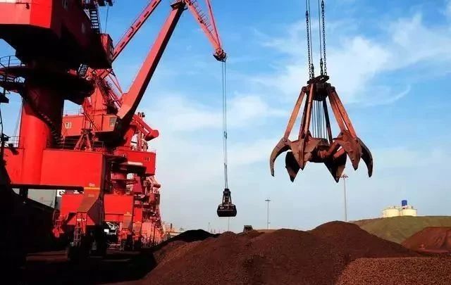 原标题：【财经脉动】全球大宗商品定价机制：四大权力掌控“定价权”命脉            随着经济的快速发展，中国已成为最大进口国和大宗商品在整个国际贸易领域中的最大购买者，对全球经济摆脱危机作出了巨大贡献。但巨大的购买力并未能帮助中国企业改变价格接受者的尴尬地位，中国参与国际市场交易的企业在交易价格上的影响力微乎其微