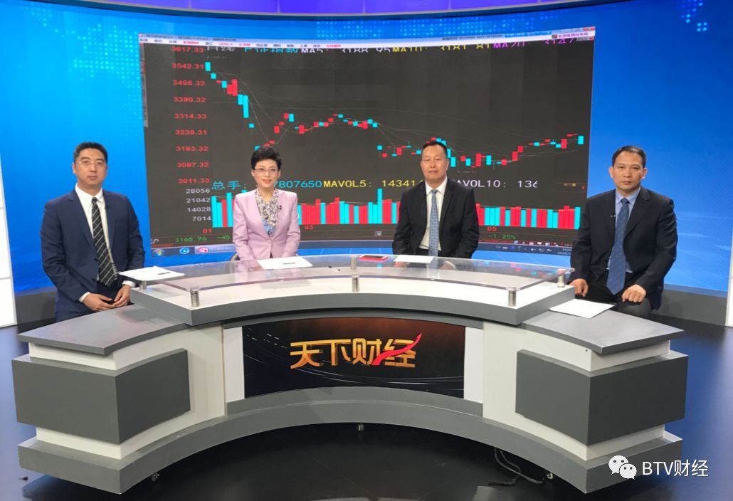 原标题：《天下财经》油价上涨  多花的钱如何从股市赚回来？            （周一至周五）21:20-22:10 （周二至周六）6:08-6:58 今天来到演播室的嘉宾是：马嗂、胡云龙、夏立军。  收盘播报 欢迎收看《天下财经》，今天节目咱们说点关系到每个人钱袋子的话题，最近一年油价不断上涨，我们开车的成本不断上升