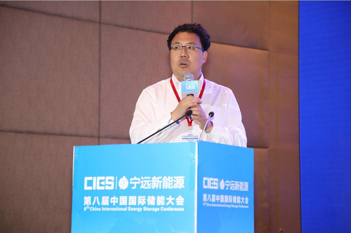 中国储能网讯:5月19日至21日,“第八届中国国际储能大会”在深圳隆重召开, 来自中国、美国、德国、英国、加拿大、西班牙、日本、韩国、澳大利亚等国和地区1500余位政府机构、科研院所、行业组织、电力公司、新能源项目单位、系统集成商等代表出席本次大会。
天能集团智慧能源事业部总经理郝三存在储能电站专场,以“天能智慧能源系统解决方案”为题,发表精彩演讲