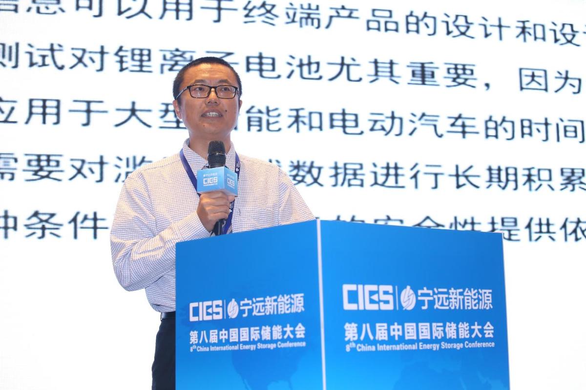 中国储能网讯:5月19日至21日,“第八届中国国际储能大会”在深圳隆重召开, 来自中国、美国、德国、英国、加拿大、西班牙、日本、韩国、澳大利亚等国和地区1500余位政府机构、科研院所、行业组织、电力公司、新能源项目单位、系统集成商等代表出席本次大会。
TÜV南德意志集团储能事业部高级技术经理张书博在国际储能专场,以“储能电池,我们不仅仅关注滥用测试”为题,发表了精彩演讲
