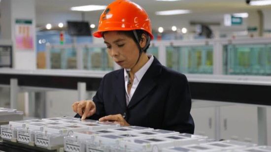 【中国仪表网 仪表人物】电能表应用于千家万户,是居民、企业电力结算的计量仪表,其计量准确性一直是社会民生的关注热点。 图片来自中国新闻网 黄金娟在检定流水线查看表计 张岩 摄 目前全国运行电能表逾5.13亿只,每年检定量多达8000余万只