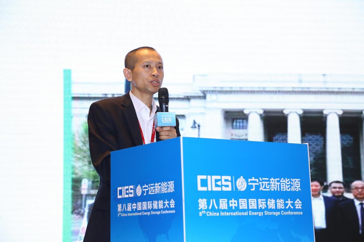 中国储能网讯:5月19日至21日,“第八届中国国际储能大会”在深圳隆重召开, 来自中国、美国、德国、英国、加拿大、西班牙、日本、韩国、澳大利亚等国和地区1500余位政府机构、科研院所、行业组织、电力公司、新能源项目单位、系统集成商等代表出席本次大会。
北京双登慧峰聚能科技有限公司总工程师张东升在储能电池专场,以“标准化储能系统及其在可再生能源中的应用”为题,发表了精彩演讲