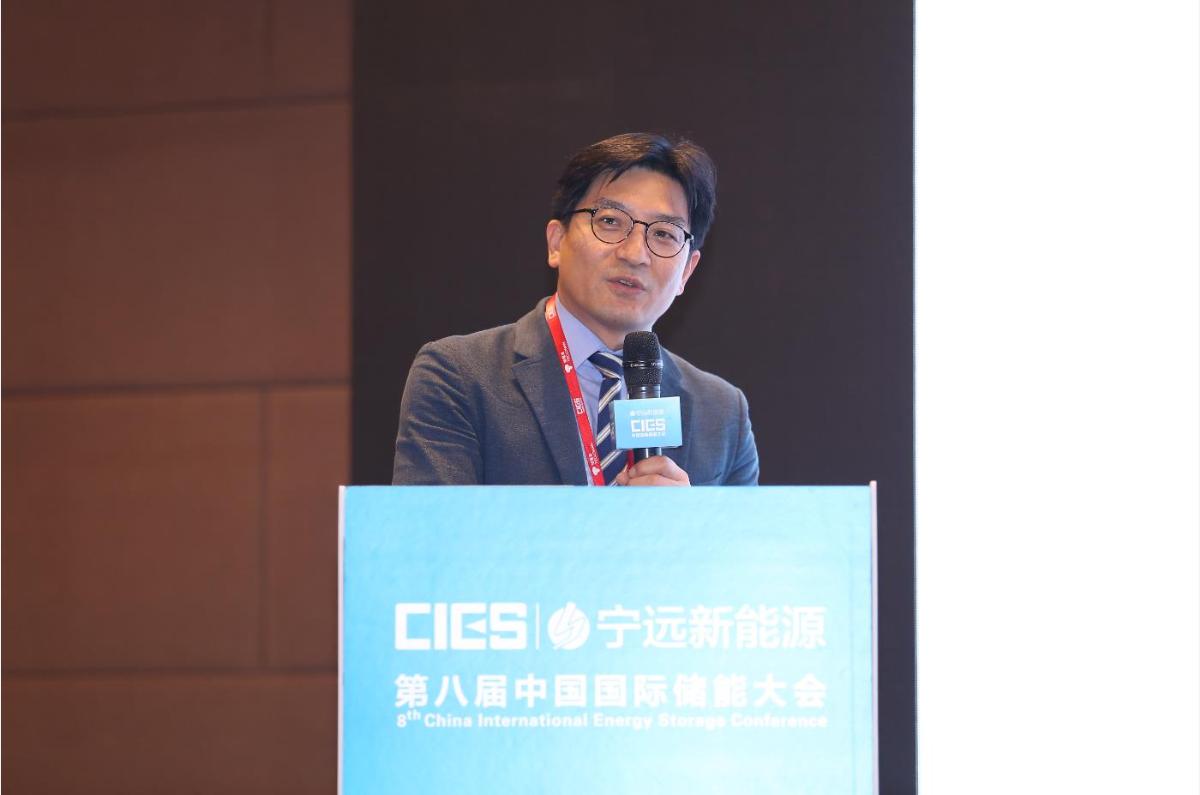 			中国储能网讯：5月19日至21日，“第八届中国国际储能大会”在深圳隆重召开， 来自中国、美国、德国、英国、加拿大、西班牙、日本、韩国、澳大利亚等国和地区1500余位政府机构、科研院所、行业组织、电力公司、新能源项目单位、系统集成商等代表出席本次大会。				韩国电池工业协会研发团队负责人Yu-tack Kim在国际储能专场，以“韩国储能产业及储能市场的发展现状和趋势、技术标准和市场准入”为题，发表了精彩演讲