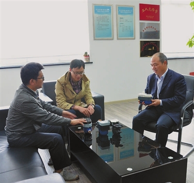 　　【中国仪表网 仪表人物】近年来，随着我国智慧城市建设的不断推进，建设智慧水务已成为我国传统水务领域转型升级的必由之路。&nbsp;&nbsp;李志明(右)和工作室成员在讨论智能水表新技术