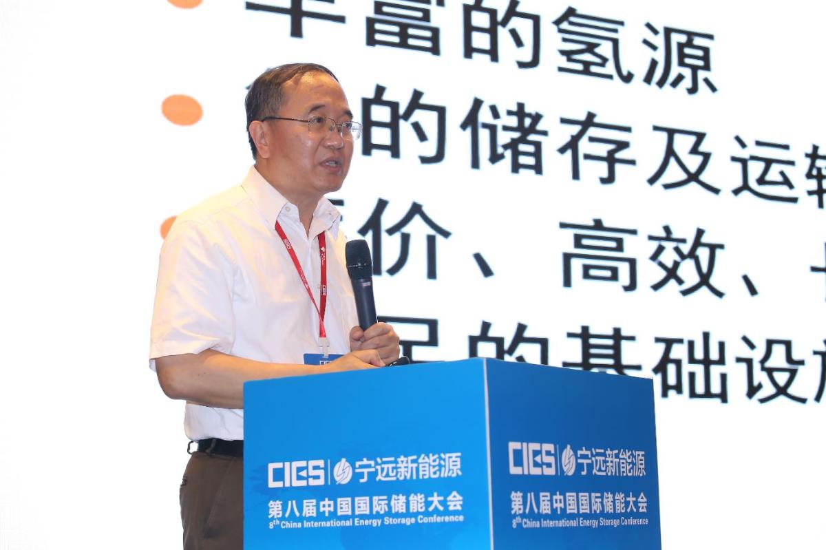 	中国储能网讯：5月19日至21日，“第八届中国国际储能大会”在深圳隆重召开， 来自中国、美国、德国、英国、加拿大、西班牙、日本、韩国、澳大利亚等国和地区1500余位政府机构、科研院所、行业组织、电力公司、新能源项目单位、系统集成商等代表出席本次大会。	中国氢能产业技术创新与应用联盟理事长程寒松在氢能与燃料电池专场，以“氢储运技术及其应用”为题，发表了精彩演讲