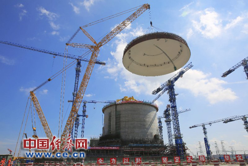 　　“成功！”　　2018年5月23日，在北部湾滨海之畔，随着广西防城港核电站3号核岛精确地一次性完成了穹顶吊装，现场近万名中国广核集团和中国建筑第二工程局的建设者欢呼雀跃。图为广西防城港核电站3号核岛