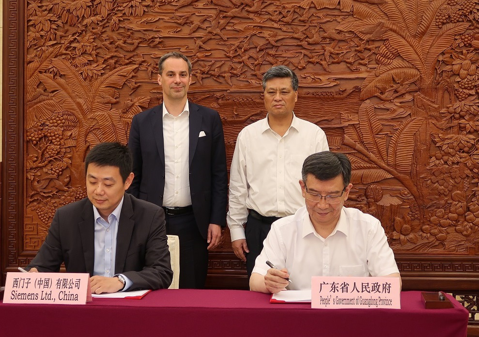 　　【中国仪表网 仪表企业】5月23日，西门子与广东省人民政府在广州市签署全面战略合作框架协议，将在智能制造、职业教育、交通、能源和新区建设等领域与广东省开展重点合作，以数字化助力广东省转型升级和深化改革开放。这是西门子继与广州签署全面战略合作协议后，进一步在广东省范围内推进全面合作