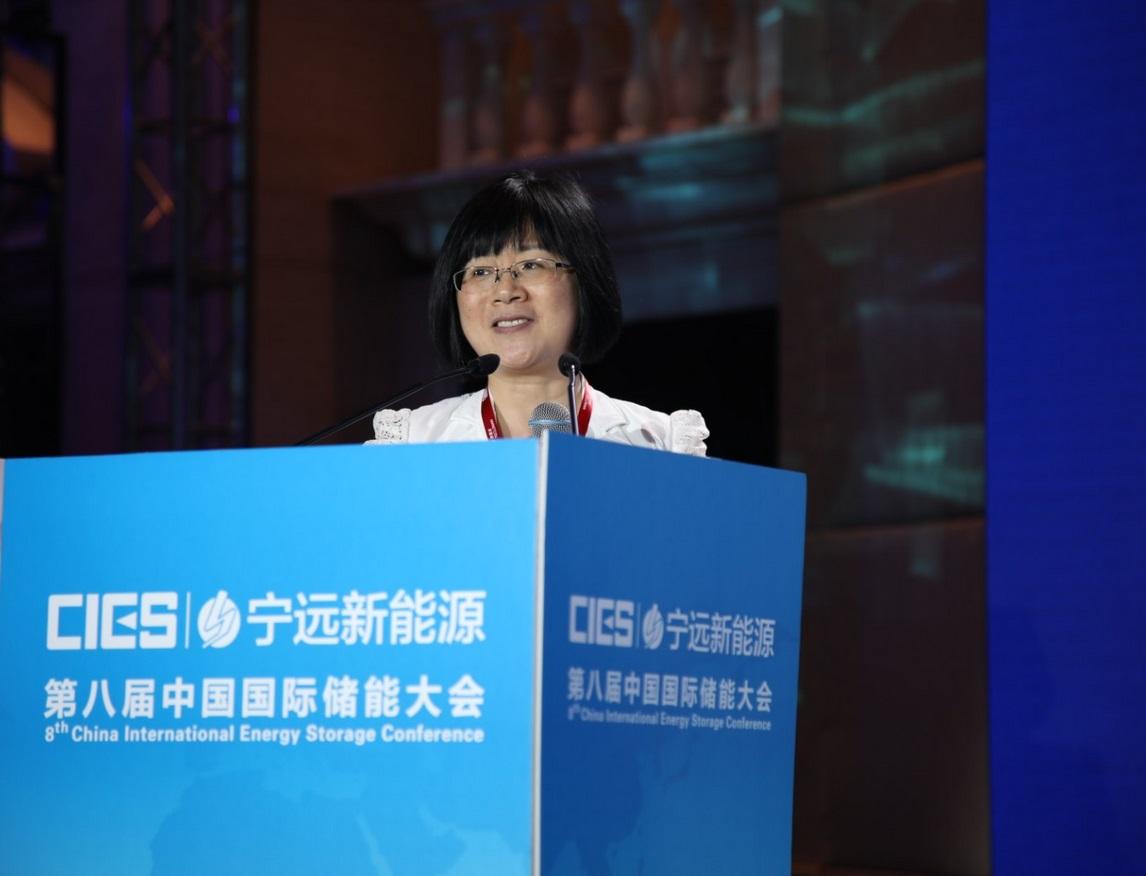 	中国储能网讯：5月19日至21日，“第八届中国国际储能大会”在深圳隆重召开， 来自中国、美国、德国、英国、加拿大、西班牙、日本、韩国、澳大利亚等国和地区1500余位政府机构、科研院所、行业组织、电力公司、新能源项目单位、系统集成商等代表出席本次大会。	解放军防化研究院研究员曹高萍出席大会开幕式，并发表了题为“当前铅、锂蓄电池发展问题”的精彩演讲