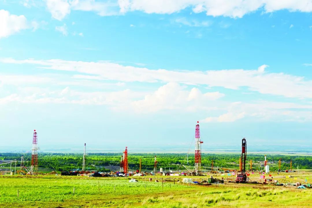 原标题：代号“111”：这块珍贵的“黄饼”来自天山脚下             图为天山铀业矿区。 自1958年以来，我国铀矿采冶产业已走过60年历程，若换作个人，早已是花甲之年，但这个产业在历经挫折和转型后却能保持“年轻”，其关键就在于老产业求新求变，依靠技术变革和理念创新持续迸发着活力