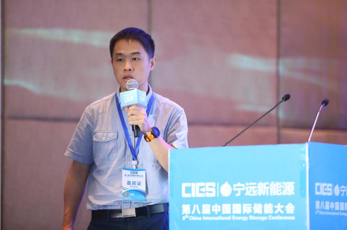 			中国储能网讯：5月19日至21日，“第八届中国国际储能大会”在深圳隆重召开， 来自中国、美国、德国、英国、加拿大、西班牙、日本、韩国、澳大利亚等国和地区1500余位政府机构、科研院所、行业组织、电力公司、新能源项目单位、系统集成商等代表出席本次大会。				江苏欧力特能源科技有限公司的科技副总蒋玮在微电网+售电专场，发表了题为“链式混合储能系统功率控制及状态估计技术研究”的精彩演讲