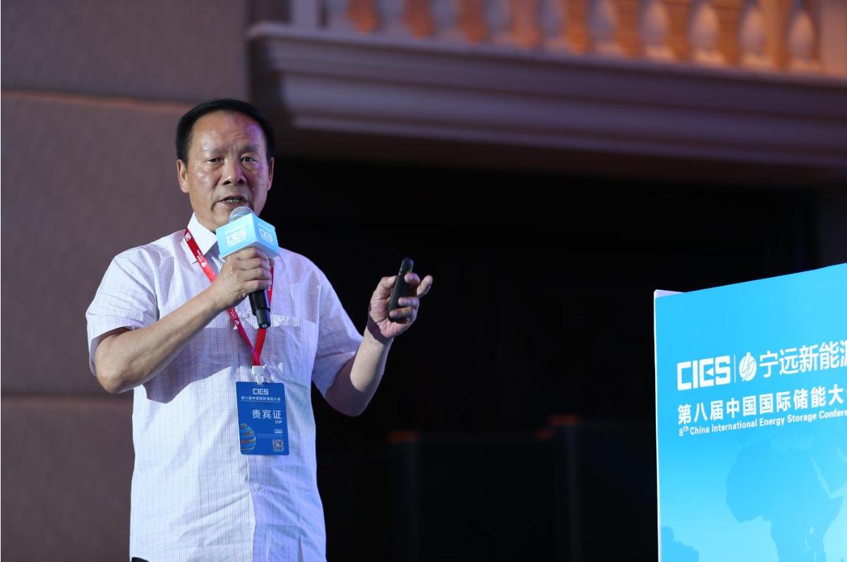			中国储能网讯：5月19日至21日，“第八届中国国际储能大会”在深圳隆重召开， 来自中国、美国、德国、英国、加拿大、西班牙、日本、韩国、澳大利亚等国和地区1500余位政府机构、科研院所、行业组织、电力公司、新能源项目单位、系统集成商等代表出席本次大会。				湖南三丰钒业有限公司总经理田兴江在储能电池专场，发表了题为