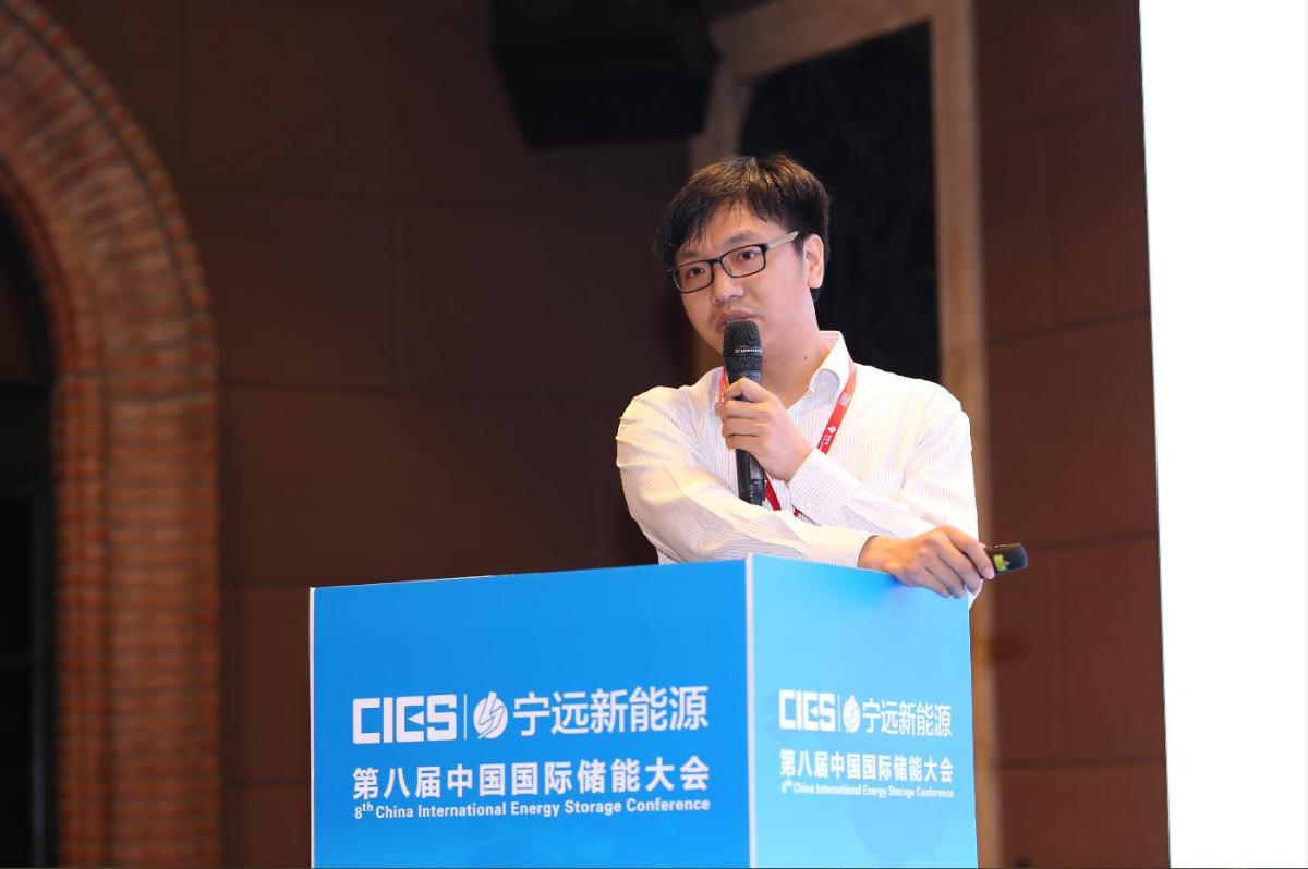 	中国储能网讯：5月19日至21日，“第八届中国国际储能大会”在深圳隆重召开， 来自中国、美国、德国、英国、加拿大、西班牙、日本、韩国、澳大利亚等国和地区1500余位政府机构、科研院所、行业组织、电力公司、新能源项目单位、系统集成商等代表出席本次大会。			国网浙江省电力公司电力科学研究院人工智能与物联网技术应用实验室主任颜拥在能源区块链&云储能专场，发表了题为“区块链技术在能源互联网的应用与挑战”的精彩演讲