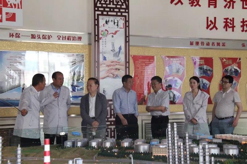 原标题：中国工业经济联合会会长李毅中一行莅临宝塔石化能源公司指导工作            5月23日，国家工业和信息化部原部长、中国工业经济联合会会长李毅中，在宁东基地党工委常务副书记、管委会副主任陶少华，宁东基地党工委委员、管委会副主任刘红宁，宁东基地管委会办公室主任马占荣等党政领导的陪同下，莅临宝塔石化能源公司视察并指导工作。宝塔石化股份公司董事长张发军、总经理纪静、副总经理梁玉新、能源公司党委书记王成等领导陪同